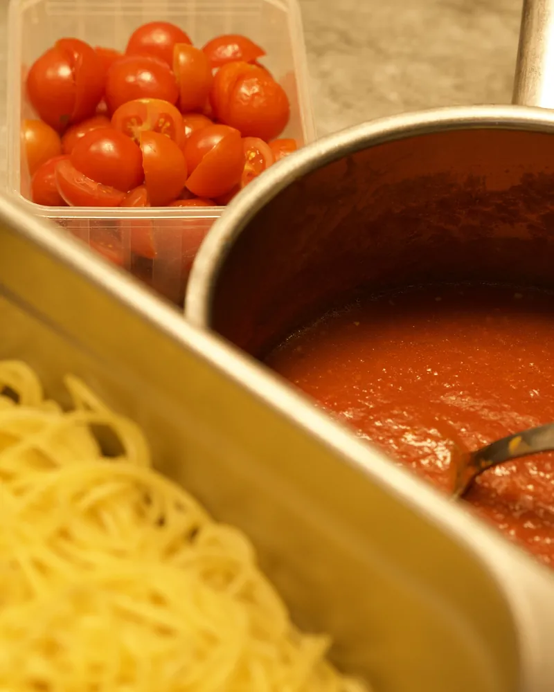 Spaghettis frais, sauce tomate et tomates cerises en cuisine